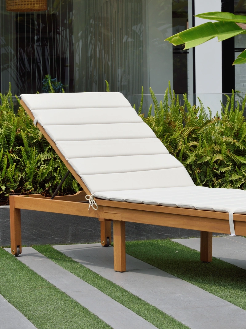 outdoor lounge chair